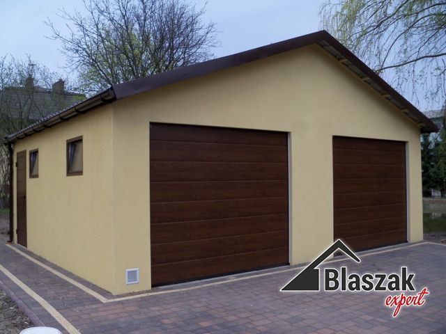 Garaż tynkowany - (5.8 m x 6.985 m)