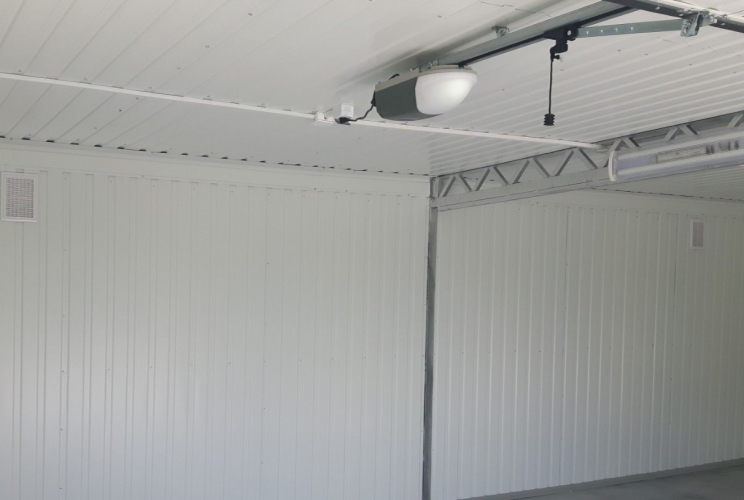 Elektryczność w garażu blaszanym – jak podłączyć prąd i światło w garażu? 