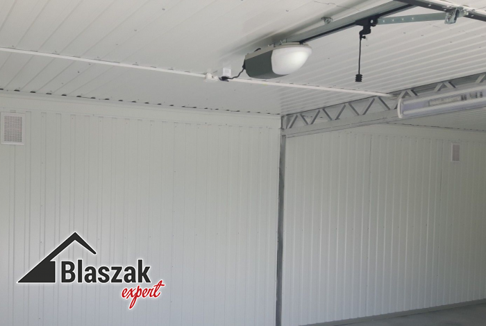 Elektryczność w garażu blaszanym – jak podłączyć prąd i światło w garażu?