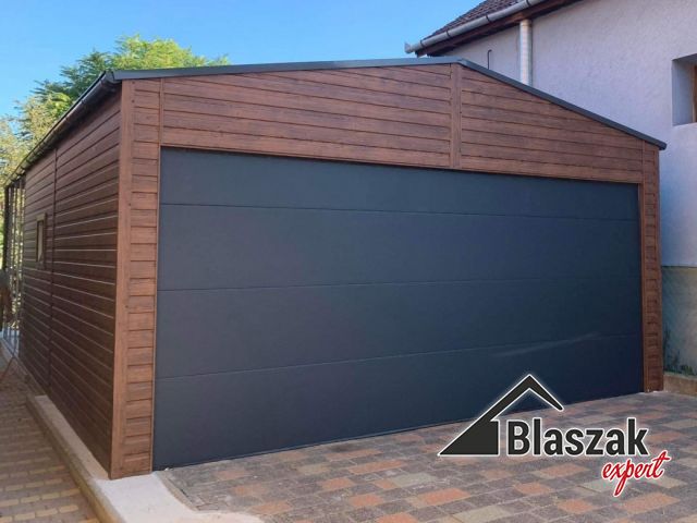 Garaż drewnopodobny z bramą segmentową 5m - (5.5 m x 5 m)