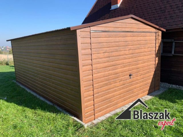 Garaż drewnopodobny orzech - (3.5 m x 5.5 m)
