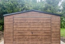 Garaż drewnopodobny złoty dąb czarny dach - (4 m x 6 m) - zdjęcie 1