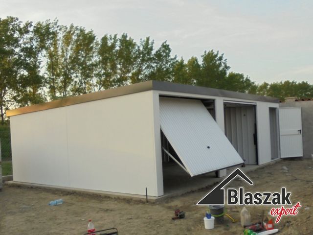 Garaż tynkowany - (9.3 m x 6.285 m)