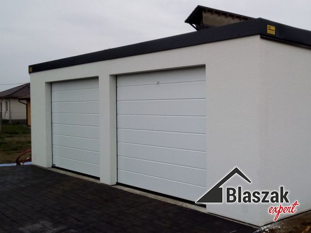 Garaż tynkowany - (7.9 m x 5.52 m)