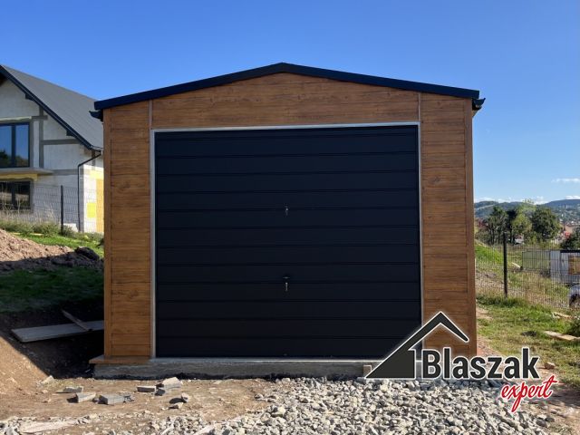Garaż drewnopodobny brama z automatem - (4 m x 5 m)